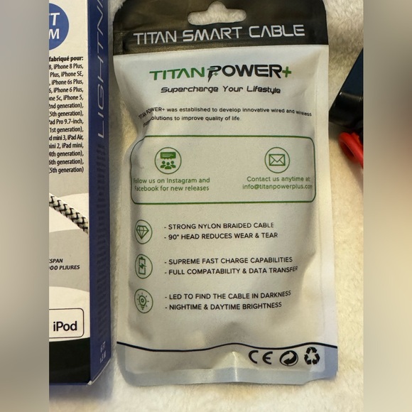NWOT 2 lightning charging cables and a car charger - Picture 5 of 9